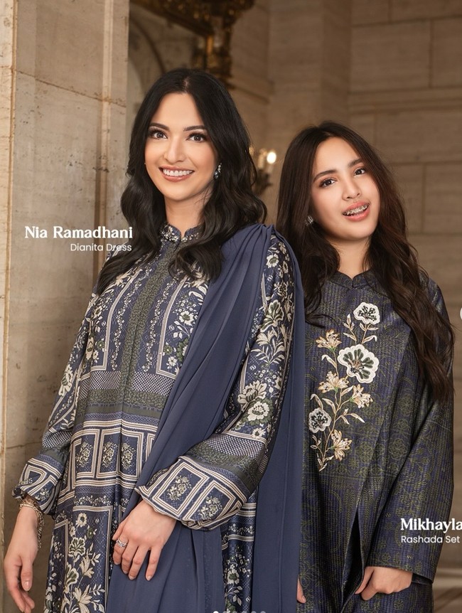 Tak hanya pemotretan berdua, anak-anak Nia dan Ardi juga ikut. Salah satu yang tak kalah curi atensi ialah penampilan Mikhayla yang bak kakak-adik dengan sang mama. Foto: Instagram/@geulis.id