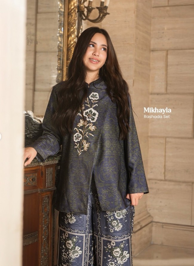 Lahir pada 2 Juni 2012, Mikhayla sebentar lagi akan berulang tahun ke-14. Sudah semakin besar, Mikhayla tampaknya mewarisi kecantikan sang mama. Tampil dengan rambut panjang terurai, penampilan Mikhayla tak kalah banjir pujian. Foto: Instagram/@geulis.id