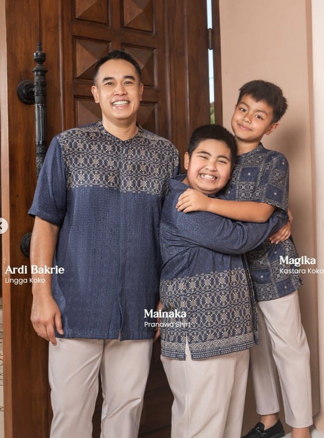Kedua adik Mikhayla, Mainaka dan Magika juga terlihat di pemotretan. Keduanya tampil kompak dengan sang papa. Foto: Instagram/@geulis.id