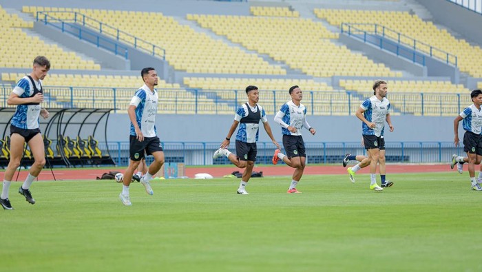Offcial training PSIM Jogja di Stadion Gelora Joko Samudro, Gresik, Jumat (13/2/2026).