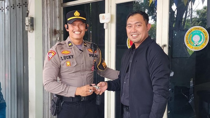 Pamapta Polres Lamongan memberikan gembok cakram gratis kepada salah satu warga Lamongan.