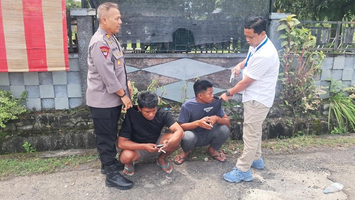 Panpel PSM Makassar dan polisi saat menangkap 2 pria pelaku narkoba di depan Stadion Gelora BJ Habibie.