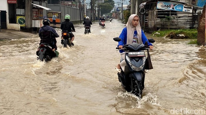 Pantauan genangan banjir di Jalan Ciluluk menuju Ciajapati