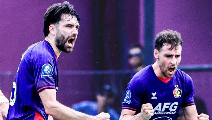 Para pemain Persik Kediri melakukan selebrasi usai mencetak gol ke gawang PSIM Yogyakarta