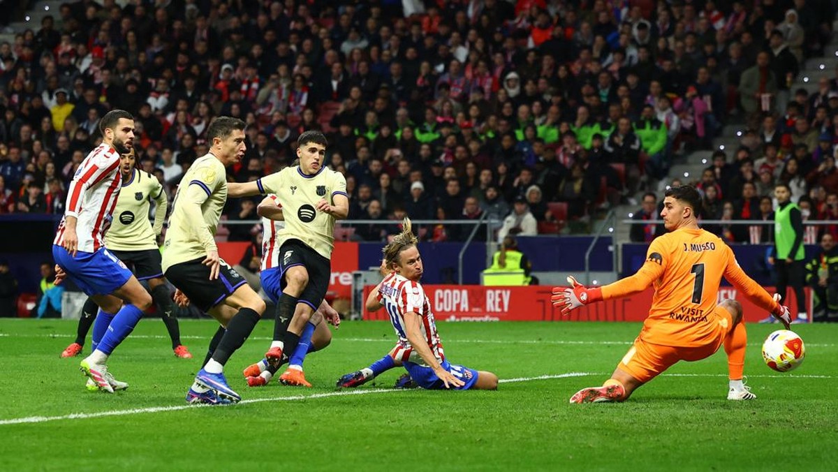 Gol Pau Cubarsi ke gawang Atletico Madrid dianulir VAR karena offside (Foto: REUTERS/Albert Gea)
