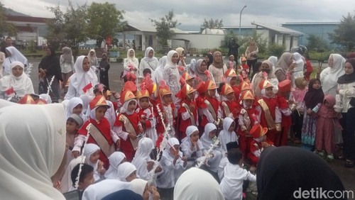 Pawai Taaruf Gema Ramadhan 1447 H di Larantuka, Flores Timur, Jumat sore (13/2/2026). (Yurgo Purab)