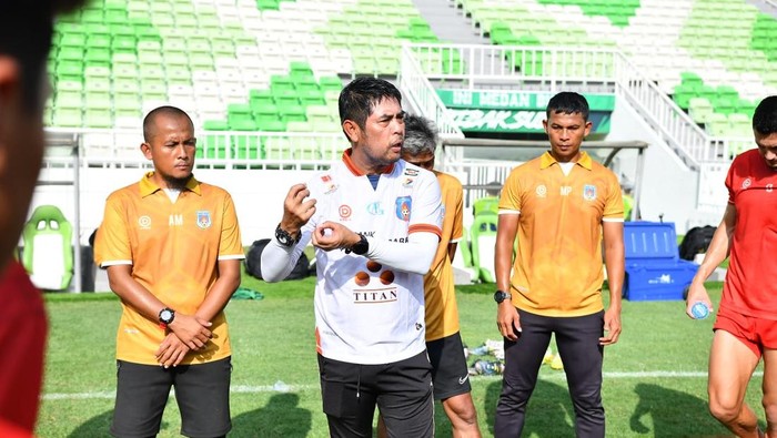 Pelatih Kepala Sumsel United Nlmaizar memberi arahan.