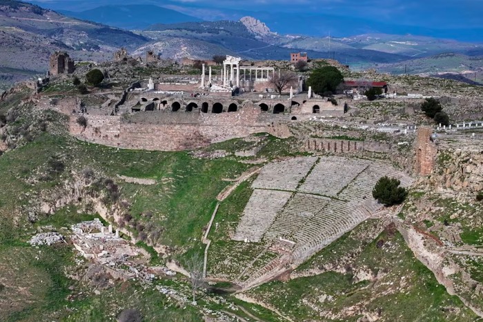 Pemandangan kota kuno Pergamon di Turki bagian barat.