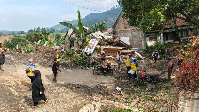 Penampakan Rumah-rumah Roboh Imbas Tanah Gerak Dusun yang dahulu tenang di Desa Padasari kini berubah menjadi kawasan terdampak bencana tanah gerak. Sejak pergerakan tanah dirasakan pada Senin, 2 Februari 2025, ratusan rumah warga mengalami kerusakan, mulai dari retak hingga roboh, memaksa ribuan warga mengungsi ke tempat yang lebih aman.