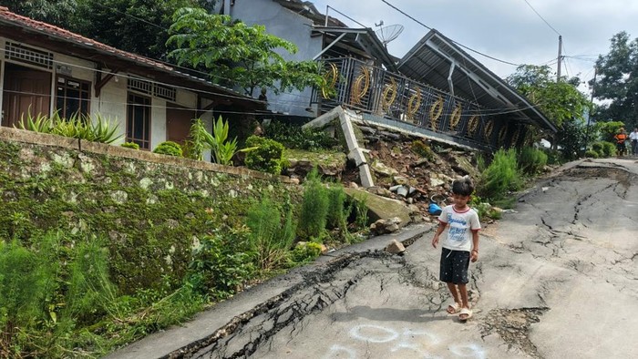 Penampakan Rumah-rumah Roboh Imbas Tanah Gerak Dusun yang dahulu tenang di Desa Padasari kini berubah menjadi kawasan terdampak bencana tanah gerak. Sejak pergerakan tanah dirasakan pada Senin, 2 Februari 2025, ratusan rumah warga mengalami kerusakan, mulai dari retak hingga roboh, memaksa ribuan warga mengungsi ke tempat yang lebih aman.