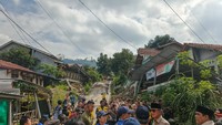 Akses menuju desa terdampak terbilang cukup sulit. Dari pusat Kota Tegal, perjalanan darat memakan waktu sekitar 45 hingga 60 menit. Setelah melewati Jalan Raya Slawi, perjalanan dilanjutkan menggunakan kendaraan roda dua dengan medan tanjakan dan turunan curam selama sekitar 20 menit.
