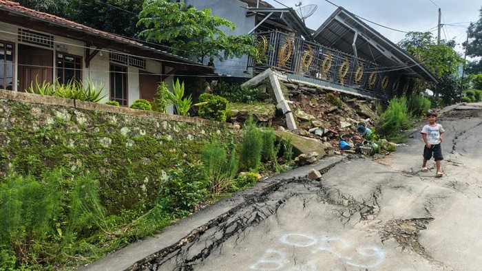 Dusun yang dahulu tenang di Desa Padasari kini berubah menjadi kawasan terdampak bencana tanah gerak. Sejak pergerakan tanah dirasakan pada Senin, 2 Februari 2025, ratusan rumah warga mengalami kerusakan, mulai dari retak hingga roboh, memaksa ribuan warga mengungsi ke tempat yang lebih aman.