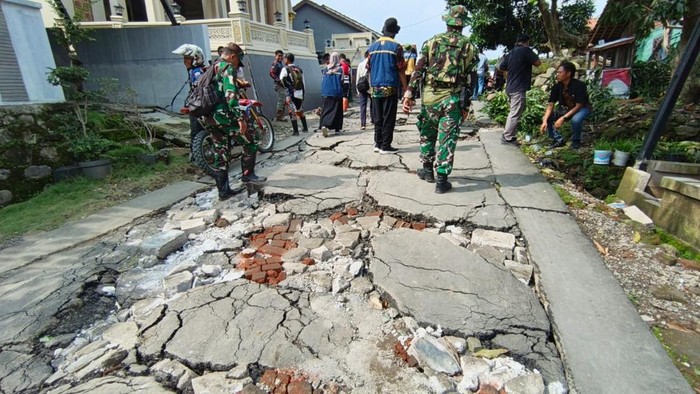 Penampakan Rumah-rumah Roboh Imbas Tanah Gerak Dusun yang dahulu tenang di Desa Padasari kini berubah menjadi kawasan terdampak bencana tanah gerak. Sejak pergerakan tanah dirasakan pada Senin, 2 Februari 2025, ratusan rumah warga mengalami kerusakan, mulai dari retak hingga roboh, memaksa ribuan warga mengungsi ke tempat yang lebih aman.