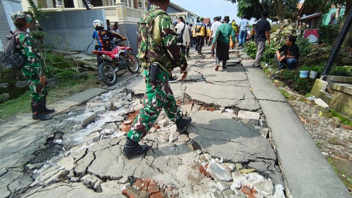Penampakan Rumah-rumah Roboh Imbas Tanah Gerak Dusun yang dahulu tenang di Desa Padasari kini berubah menjadi kawasan terdampak bencana tanah gerak. Sejak pergerakan tanah dirasakan pada Senin, 2 Februari 2025, ratusan rumah warga mengalami kerusakan, mulai dari retak hingga roboh, memaksa ribuan warga mengungsi ke tempat yang lebih aman.