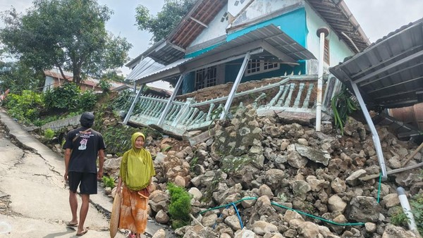 Penampakan Rumah-rumah Roboh Imbas Tanah Gerak