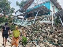 Penampakan Rumah-rumah Roboh Imbas Tanah Gerak