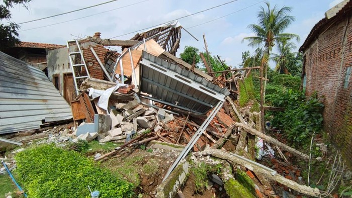 Dusun yang dahulu tenang di Desa Padasari kini berubah menjadi kawasan terdampak bencana tanah gerak. Sejak pergerakan tanah dirasakan pada Senin, 2 Februari 2025, ratusan rumah warga mengalami kerusakan, mulai dari retak hingga roboh, memaksa ribuan warga mengungsi ke tempat yang lebih aman.