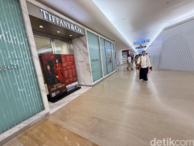 Tiffany & Co. memiliki toko di tiga mal premium di Jakarta, salah satunya Plaza Indonesia. Toko di mal yang berlokasi di kawasan Bundaran HI tersebut masih ditutup seperti yang terlihat pada Jumat (13/2/2026) siang setelah sehari sebelumnya pihak Direktorat Jenderal Bea dan Cukai (DJBC) Kantor Wilayah (Kanwil) Jakarta mensegelnya. (Foto: Daniel Ngantung/detikcom)