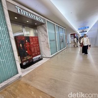 Tiffany & Co. memiliki toko di tiga mal premium di Jakarta, salah satunya Plaza Indonesia. Toko di mal yang berlokasi di kawasan Bundaran HI tersebut masih ditutup seperti yang terlihat pada Jumat (13/2/2026) siang setelah sehari sebelumnya pihak Direktorat Jenderal Bea dan Cukai (DJBC) Kantor Wilayah (Kanwil) Jakarta mensegelnya. (Foto: Daniel Ngantung/detikcom)