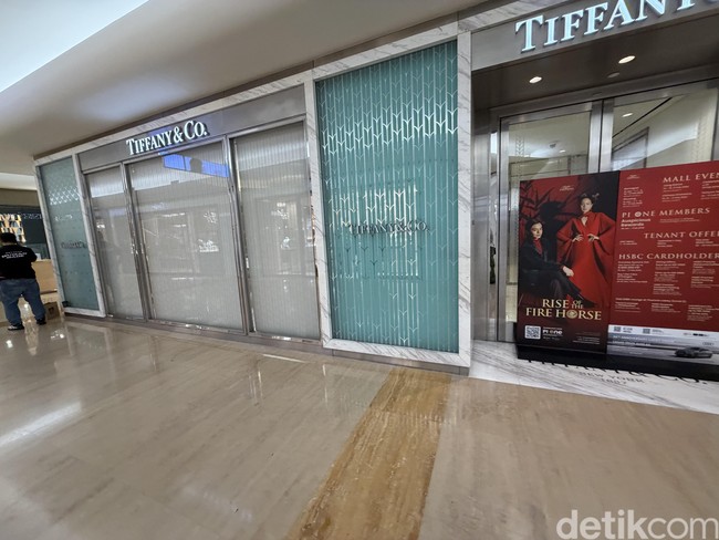 Meski tidak dibuka, lampu di dalam dan luar toko terlihat menyala. Namun jendela kaca besar yang berkusen perak itu tampak tertutup tirai sehingga sulit melihat aktivitas di dalamnya.  (Foto: Daniel Ngantung/detikcom)