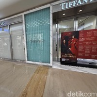 Meski tidak dibuka, lampu di dalam dan luar toko terlihat menyala. Namun jendela kaca besar yang berkusen perak itu tampak tertutup tirai sehingga sulit melihat aktivitas di dalamnya.  (Foto: Daniel Ngantung/detikcom)