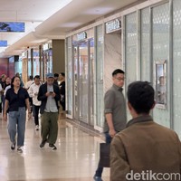 Ketiga toko tersebut kini dilarang melakukan kegiatan oleh Bea Cukai Jakarta. Kami dari Kanwil Direktorat Jenderal Bea dan Cukai Jakarta melakukan operasi terkait barang-barang high value good, yaitu barang-barang bernilai tinggi yang kami duga terdapat barang-barang yang tidak diberitahukan kepada pemberitahuan impor barang, kata Kepala Seksi Penindakan DJBC Kanwil Jakarta, Siswo Kristyanto, dalam keterangan tertulis, Kamis (12/2/2026), seperti dikutip detikFinance. (Foto: Daniel Ngantung/detikcom)