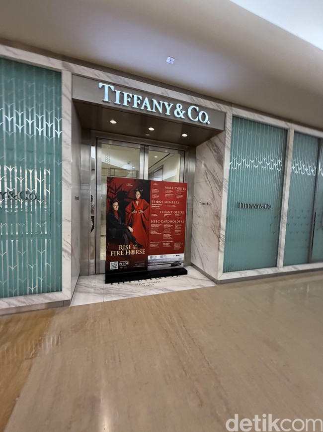 Pintu kaca tidak bertirai, tapi dihalangi dua papan iklan berdiri yang mengiklankan program Imlek Plaza Indonesia. (Foto: Daniel Ngantung/detikcom)