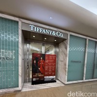 Pintu kaca tidak bertirai, tapi dihalangi dua papan iklan berdiri yang mengiklankan program Imlek Plaza Indonesia. (Foto: Daniel Ngantung/detikcom)