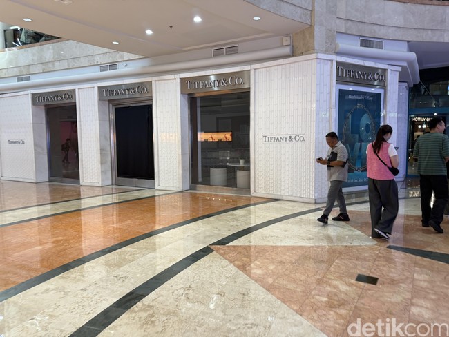 Lain suasananya di Tiffany & Co. Plaza Senayan pada Jumat malam. Toko flagship brand asal Amerika Serikat di Indonesia ini terlihat sunyi dan gelap. (Foto: Daniel Ngantung/detikcom)