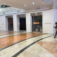 Lain suasananya di Tiffany & Co. Plaza Senayan pada Jumat malam. Toko flagship brand asal Amerika Serikat di Indonesia ini terlihat sunyi dan gelap. (Foto: Daniel Ngantung/detikcom)