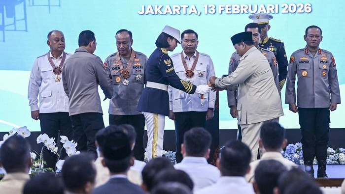 Presiden Prabowo Subianto (tengah) memberi Penghargaan Tanda Bintang Jasa Nararya kepada Inspektur Pengawasan Umum (Irwasum) Polri Komjen Wahyu Widada (kedua kanan) disaksikan Kapolri Jenderal Pol. Listyo Sigit Prabowo (kedua kiri), Kepala Badan Gizi