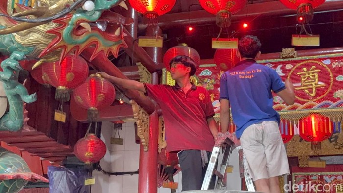 Persiapan Imlek di Klenteng Hong San Ko Tee Surabaya