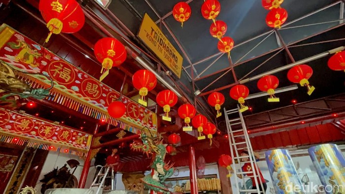 Persiapan Imlek di Klenteng Hong San Ko Tee Surabaya