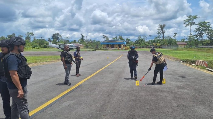 Pilot dan kopilot pesawat Smart Air tewas ditembak KKB di Bandara Korowai, Papua. Penembakan terjadi setelah penumpang turun, menyebabkan kepanikan.