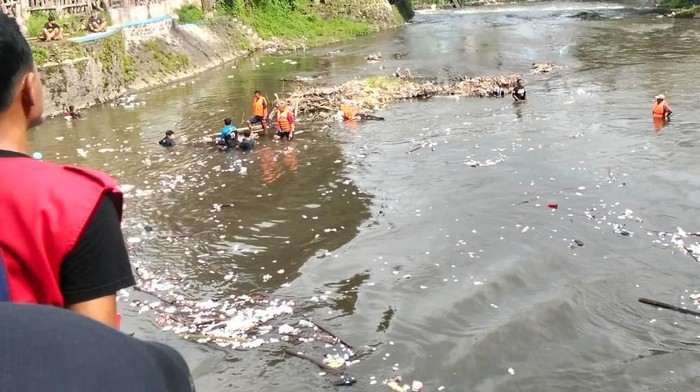 Tiga pelajar SD terseret arus saat bermain air di Bendungan atau Dam Winongo, Glondong, Tirtonirmolo, Kasihan, Bantul. 1 korban meninggal.