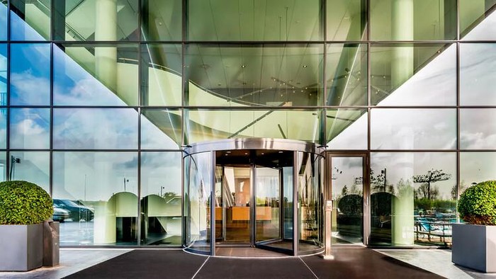 Pintu putar di mall, gedung, hotel atau revolving door