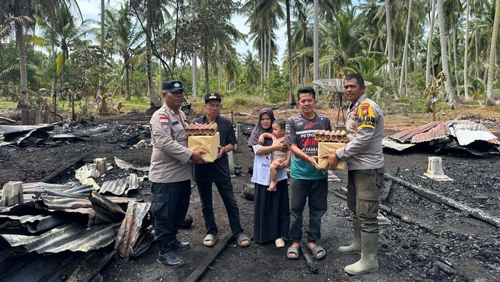 Kebakaran Hanguskan 2 Rumah, Polisi Beraksi!