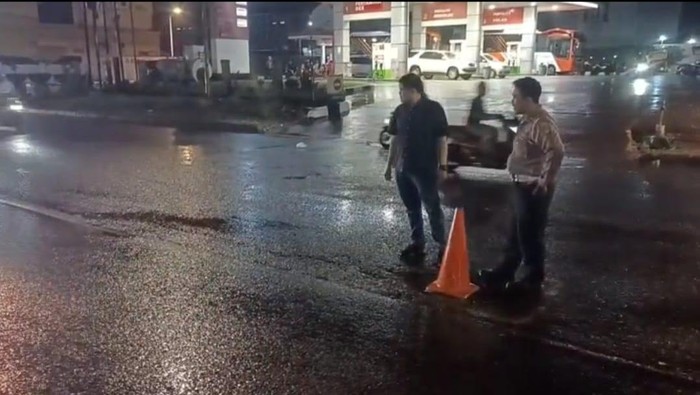 Jalan Rusak di Ciputat: Petaka Pengendara, Polisi Tanggap dengan Traffic Cone!