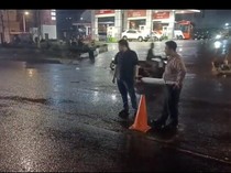 Jalan Rusak di Ciputat Bikin Pemotor Jatuh, Polisi Pasang Traffic Cone