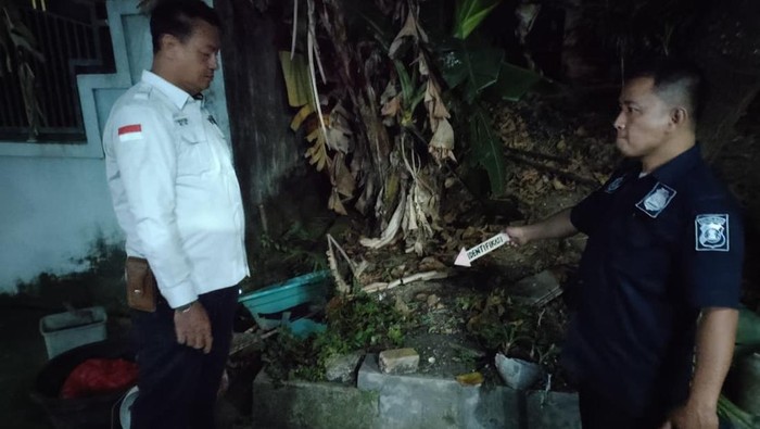 Polisi saat melakukan olah TKP pria yang dibaco tetangganya di Palembang