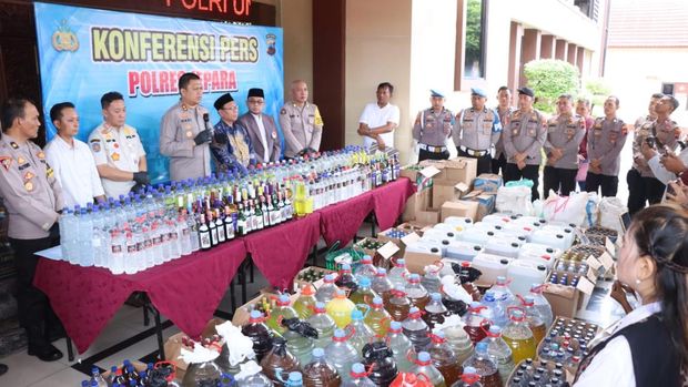 Polres Jepara saat merilis miras hasil patroli gabungan di Polres Jepara, Jumat (13/2/2026). Polres Jepara saat merilis miras hasil patroli gabungan di Polres Jepara, Jumat (13/2/2026).