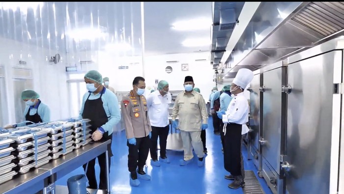 **Presiden Prabowo Anugrahkan Bintang Mahaputera Kepada Kapolri atas Dedikasi dalam Program Makan Bergizi Gratis**