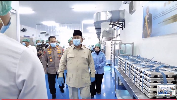 Presiden Prabowo Subianto mengecek SPPG Polri di Palmerah, Jakarta Barat, Jumat (13/2/2026). Presiden Prabowo didampingi langsung Kapolri Jenderal Listyo Sigit Prabowo dalam pengecekan ini.