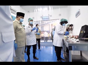 Prabowo Cek Pemeriksaan Food Safety yang Jadi Pembeda di SPPG Polri