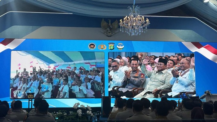 Momen Siswa SD di Papua Barat Tagih MBG Langsung ke Prabowo