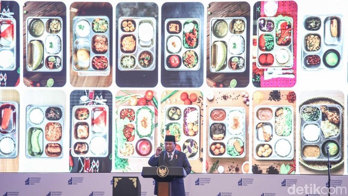 Presiden Prabowo Subianto menyampaikan paparan saat pembukaan acara Indonesia Economic Outlook 2026 di Wisma Danantara, Jakarta Selatan (13/2/2026).