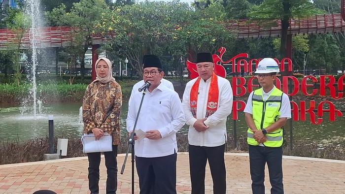 Gubernur DKI Jakarta Pramono Anung saat meninjau lokasi Taman Bendera Pusaka, Jakarta Selatan, bersama Kepala Dinas Pertamanan dan Hutan Kota Fajar Sauri serta Kepala Dinas Sumber Daya Air Ika Agustin, Jumat (13/2/2026).
