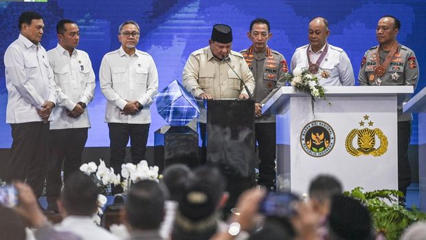 Presiden Prabowo Subianto (tengah) didampingi Menteri Koordinator Bidang Pangan Zulkifli Hasan (ketiga kiri), Menteri Koordinator Bidang Politik dan Keamanan Djamari Chaniago (kiri), Mensesneg Prasetyo Hadi (kedua kiri), Kapolri, Jenderal Pol. Listyo Sigit Prabowo (ketiga kanan), Kepala Badan Gizi Nasional (BGN) Dadan Hindayana (kedua kanan), Wakapolri Komjen Pol Dedy Prasetyo (kanan) saat peresmian secara serentak 1.072 Satuan Pelayanan Pemenuhan Gizi (SPPG) Polri se-Indonesia di SPPG Palmerah, Jakarta, Jumat (13/2/2026). Acara tersebut juga sekaligus sebagai peresmian 18 gudang ketahanan pangan Polri yang tersebar di 12 Polda dan peletakan batu pertama atau groundbreaking di 107 SPPG Polri sebagai bagian dukungan Polri terhadap program MBG. ANTARA FOTO/Galih Pradipta/wsj.