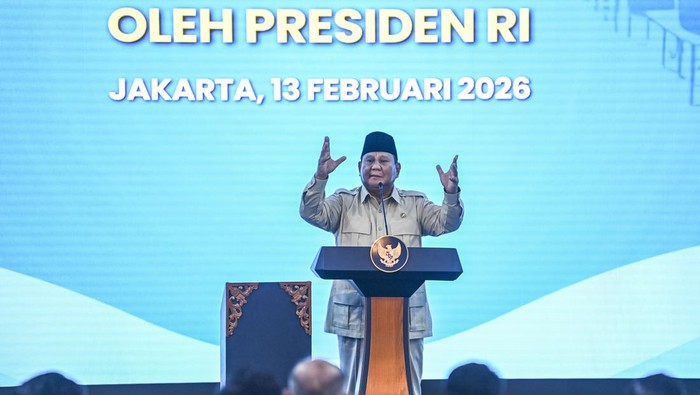 Presiden Prabowo Subianto menyampaikan pidato sambutan dalam peresmian secara serentak 1.072 Satuan Pelayanan Pemenuhan Gizi (SPPG) Polri se-Indonesia di SPPG Palmerah, Jakarta, Jumat (13/2/2026). Acara tersebut juga sekaligus sebagai peresmian 18 gudang ketahanan pangan Polri yang tersebar di 12 Polda dan peletakan batu pertama atau groundbreaking di 107 SPPG Polri sebagai bagian dukungan Polri terhadap program MBG. ANTARA FOTO/Galih Pradipta/wsj.