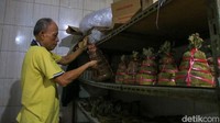 Produksi yang biasanya menghabiskan sekitar satu ton adonan per hari kini meningkat menjadi dua ton untuk memenuhi permintaan pasar yang terus bertambah.